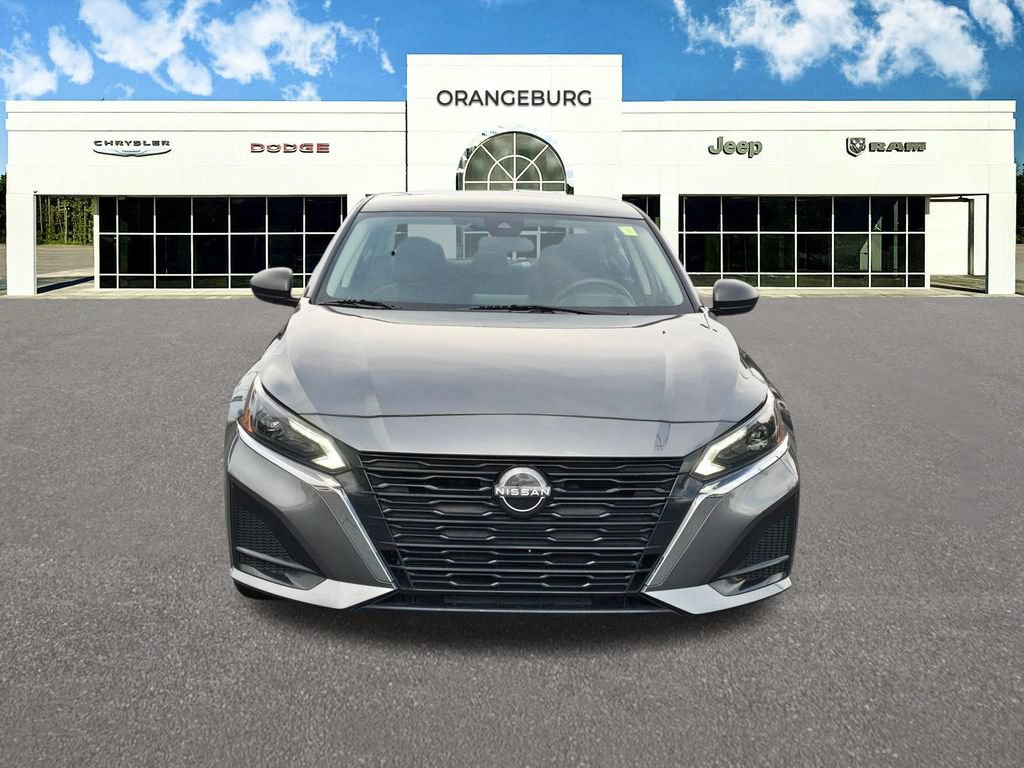 Used 2024 Nissan Altima 2.5 SV FWD image 2
