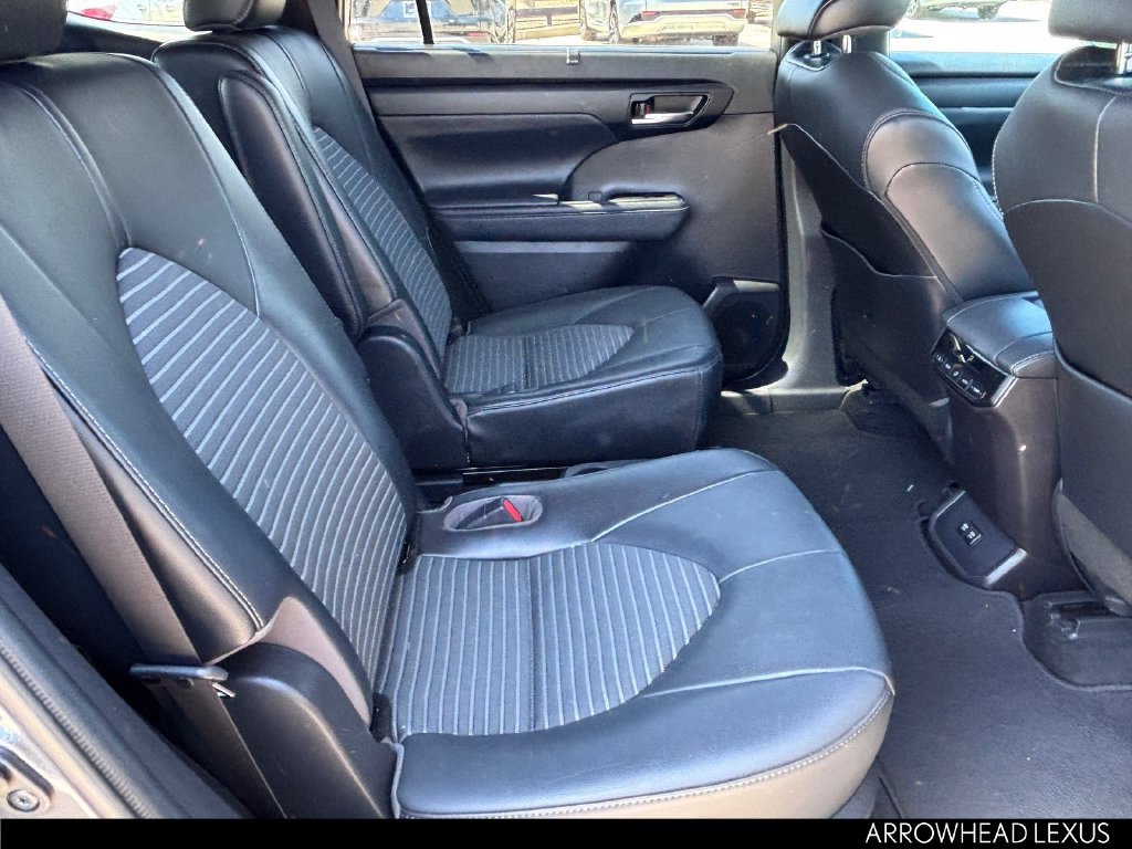 Used 2021 Toyota Highlander XSE FWD image 12
