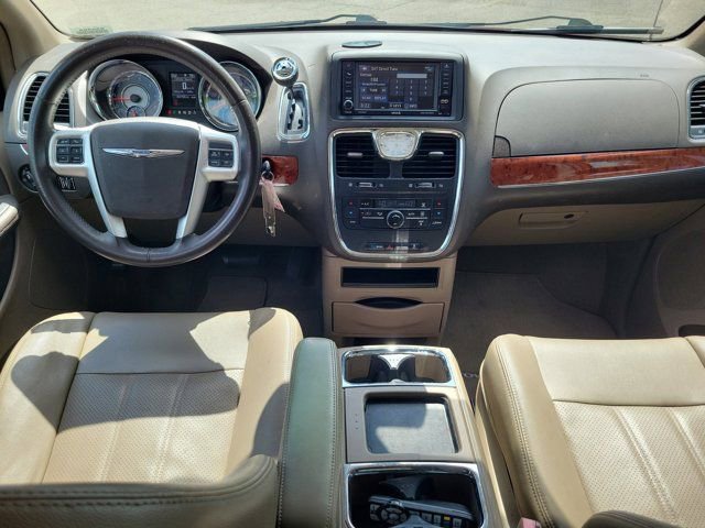 Used 2014 Chrysler Town & Country Touring-L image 17