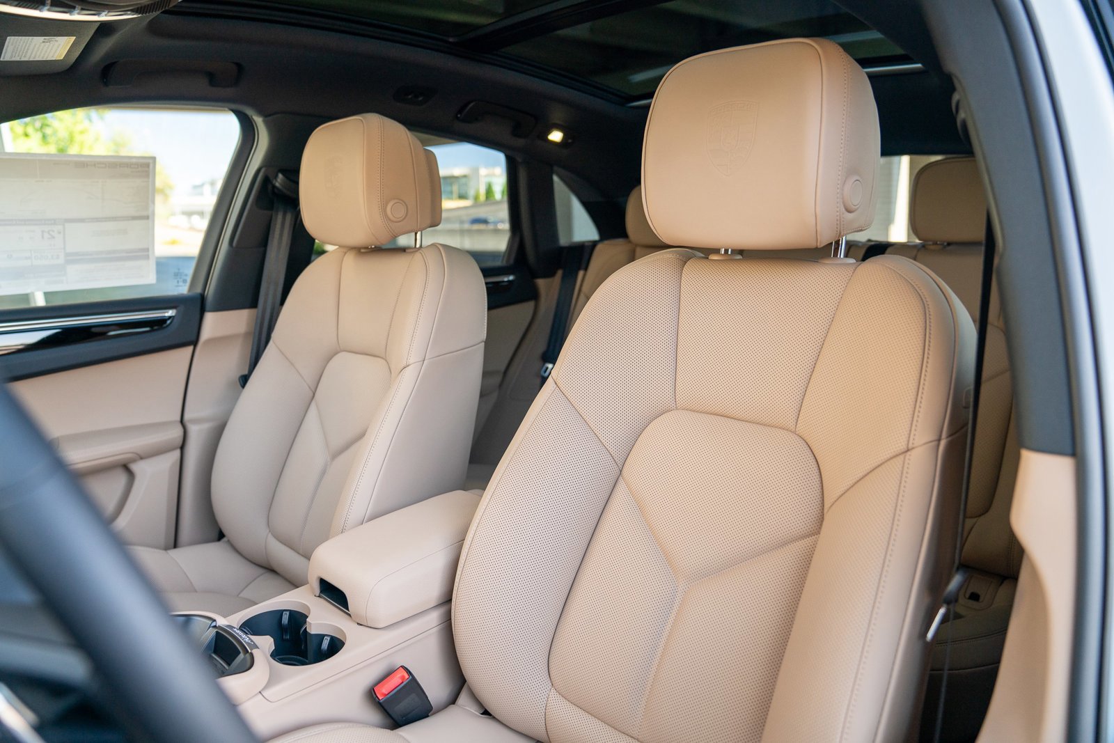 Certified 2025 Porsche Macan image 5