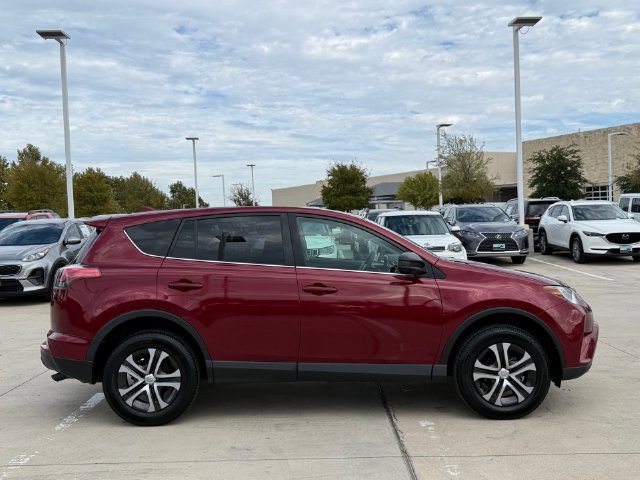 Used 2018 Toyota RAV4 LE FWD image 5
