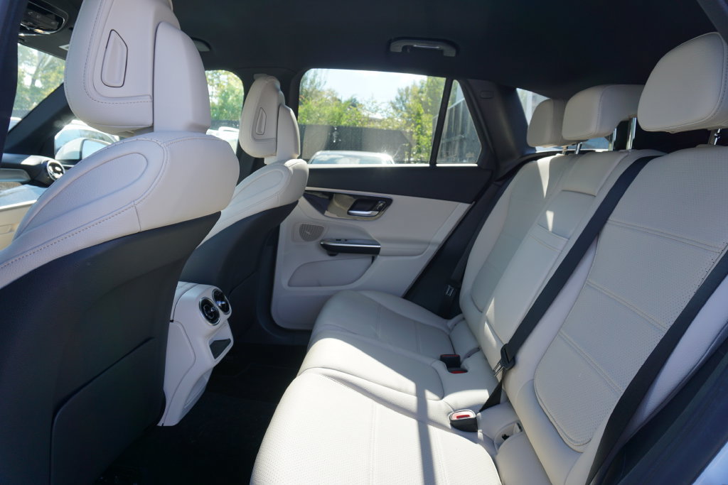 Used 2025 Mercedes-Benz GLC 300 4MATIC image 23