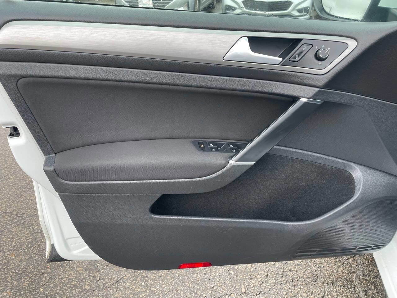 Used 2016 Volkswagen Golf S image 36