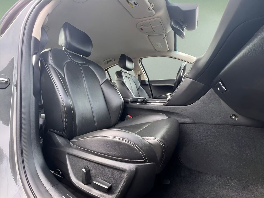 Used 2025 Genesis G70 2.5T image 18