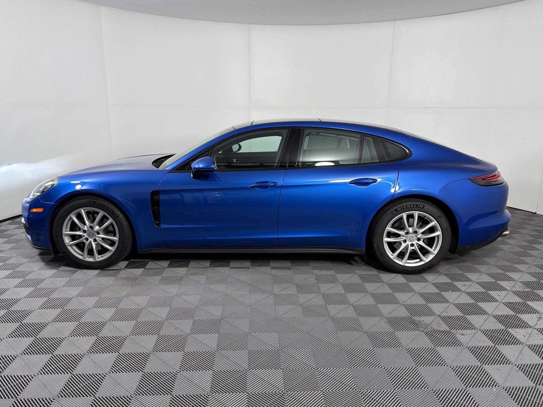 Certified 2019 Porsche Panamera image 2