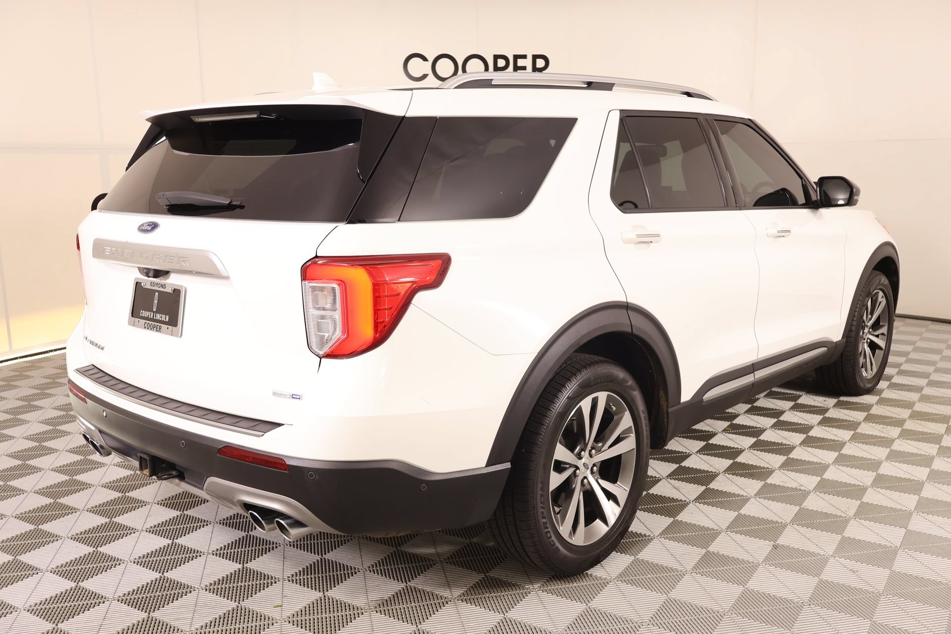 Used 2020 Ford Explorer Platinum w/ Premium Technology Package AWD/4WD image 24