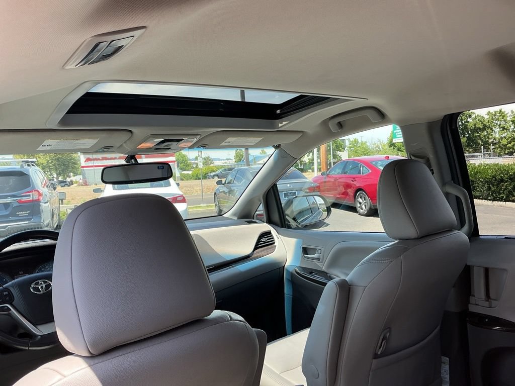 Used 2016 Toyota Sienna XLE w/ XLE Navigation Package FWD image 24