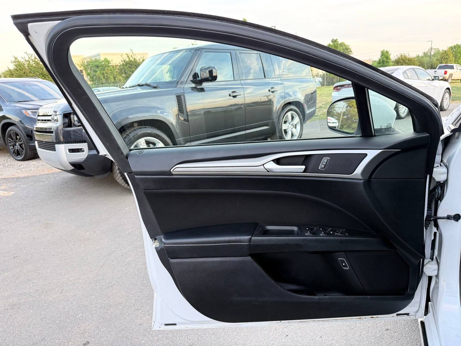 Used 2019 Ford Fusion SE FWD image 12