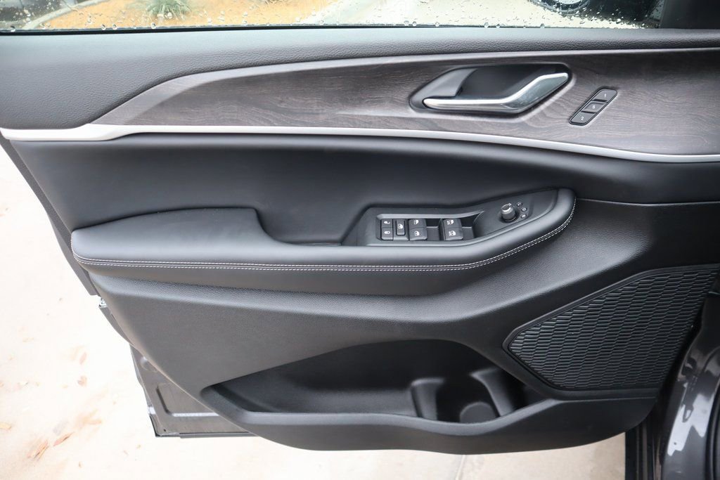 New 2025 Jeep Grand Cherokee L Limited image 17