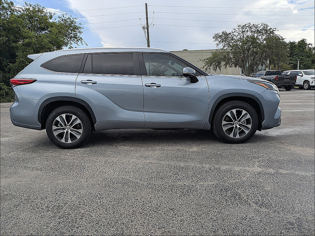 Used 2023 Toyota Highlander XLE FWD image 4