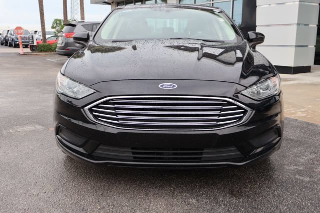 Used 2017 Ford Fusion SE FWD image 3