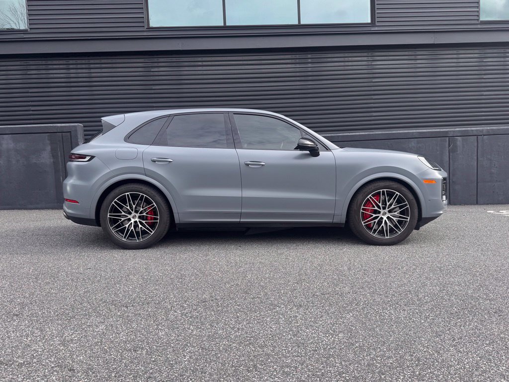 Certified 2025 Porsche Cayenne Turbo AWD/4WD image 11