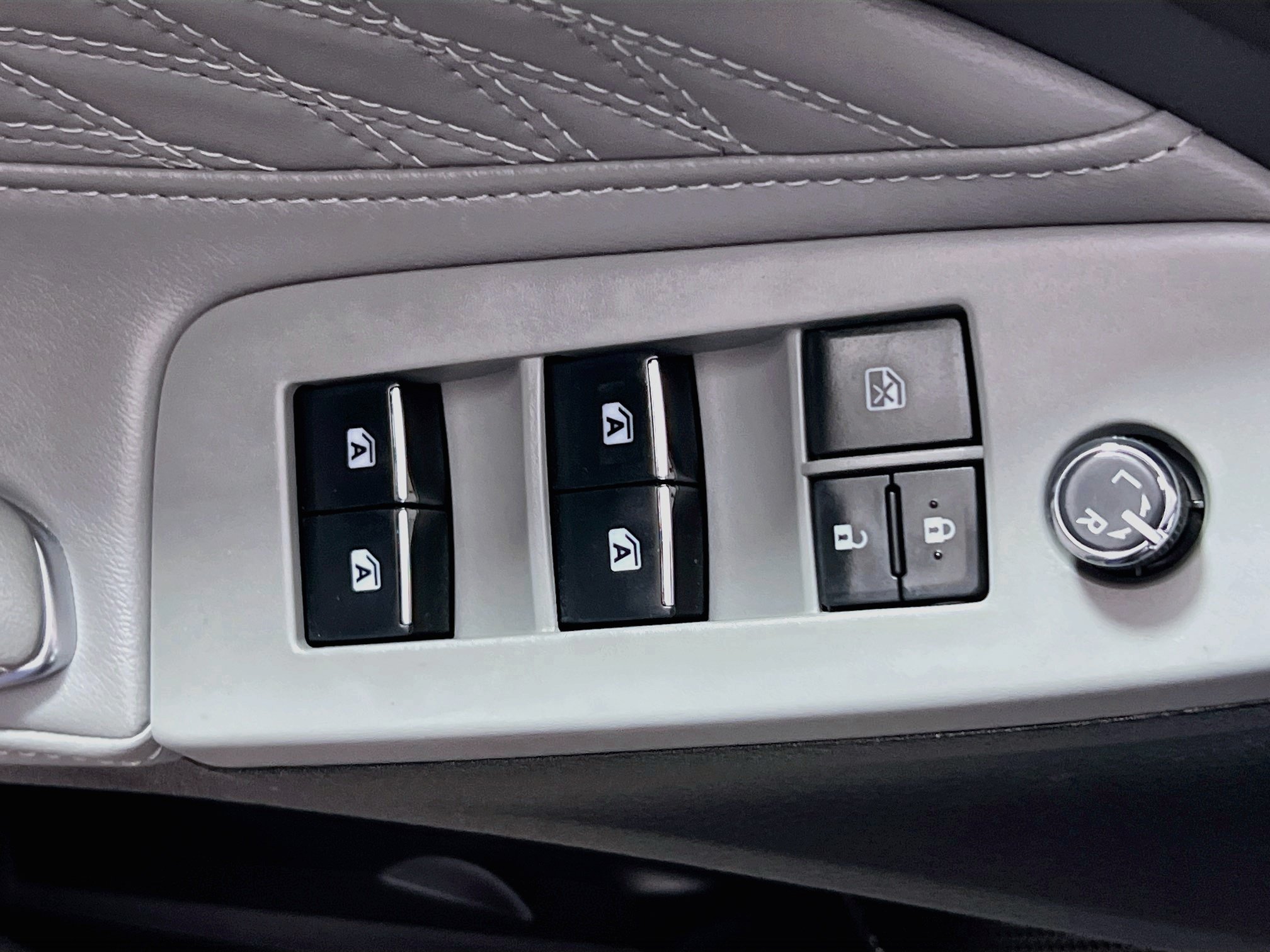 Used 2022 Toyota Avalon Limited w/ Advanced Safety Package FWD image 16