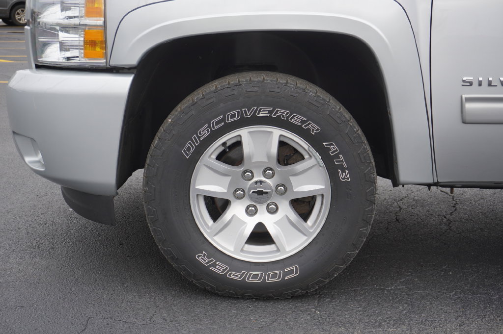 Used 2013 Chevrolet Silverado 1500 LTZ w/ Z71 Appearance Package AWD/4WD image 10