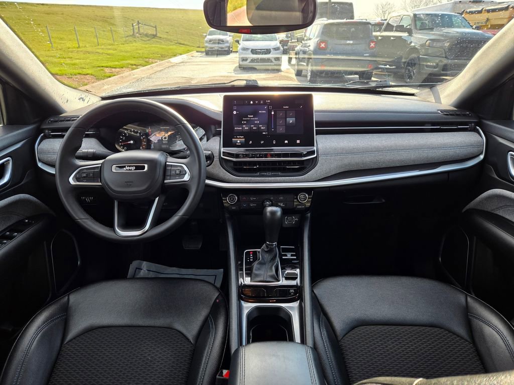 Used 2024 Jeep Compass Latitude AWD/4WD image 16