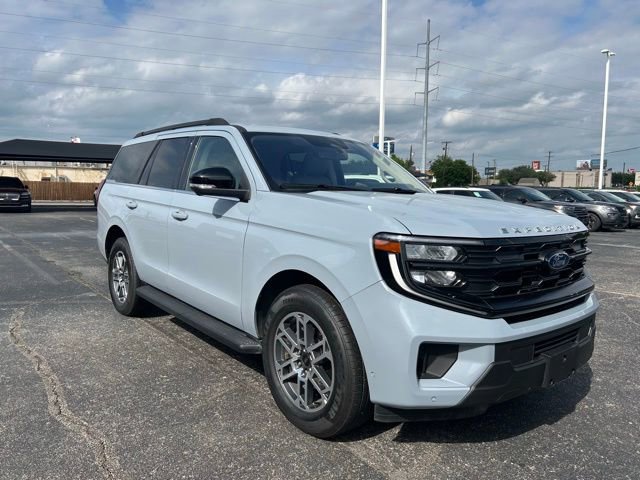 Used 2025 Ford Expedition Active RWD image 2