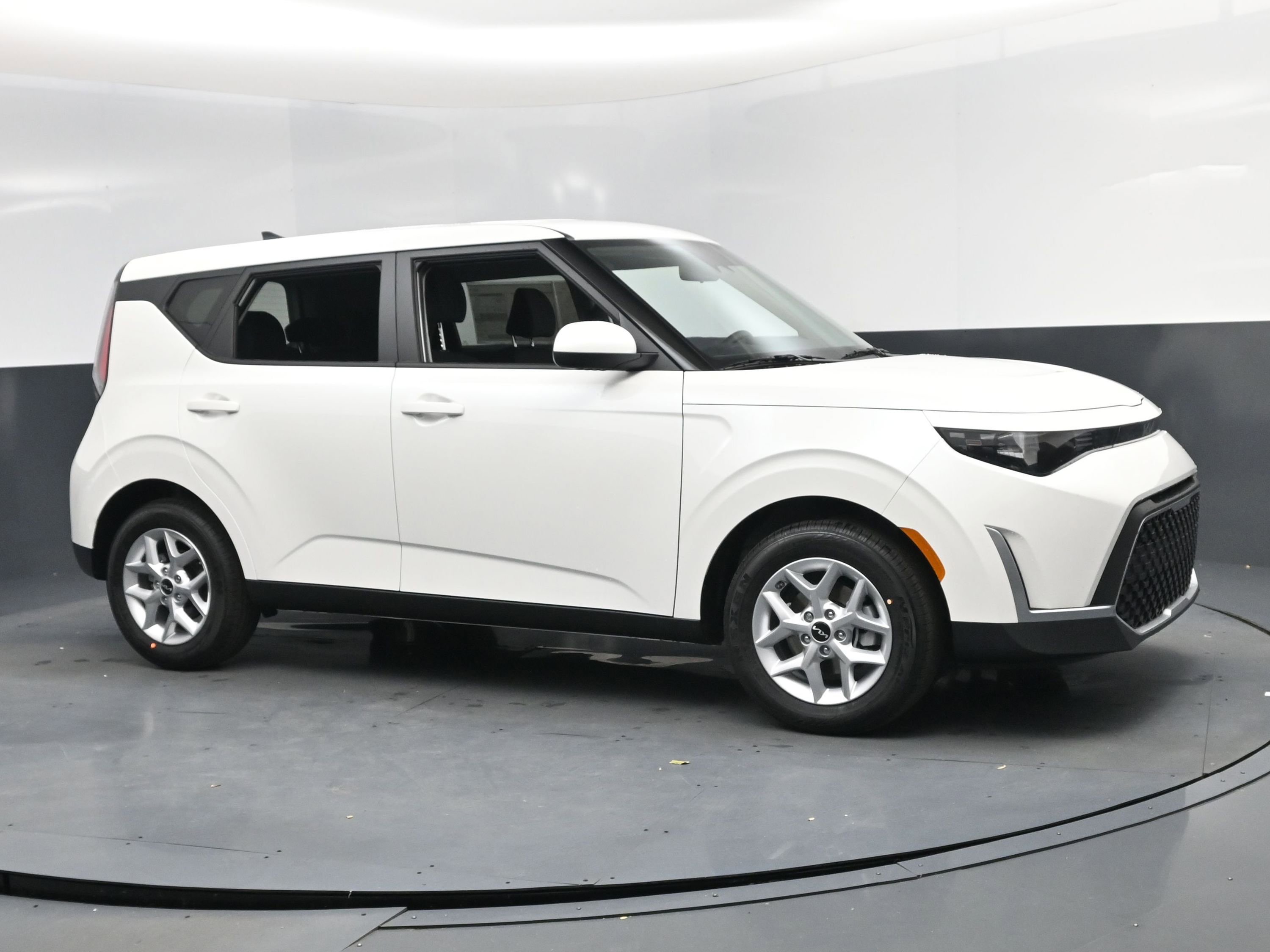New 2025 Kia Soul LX image 2