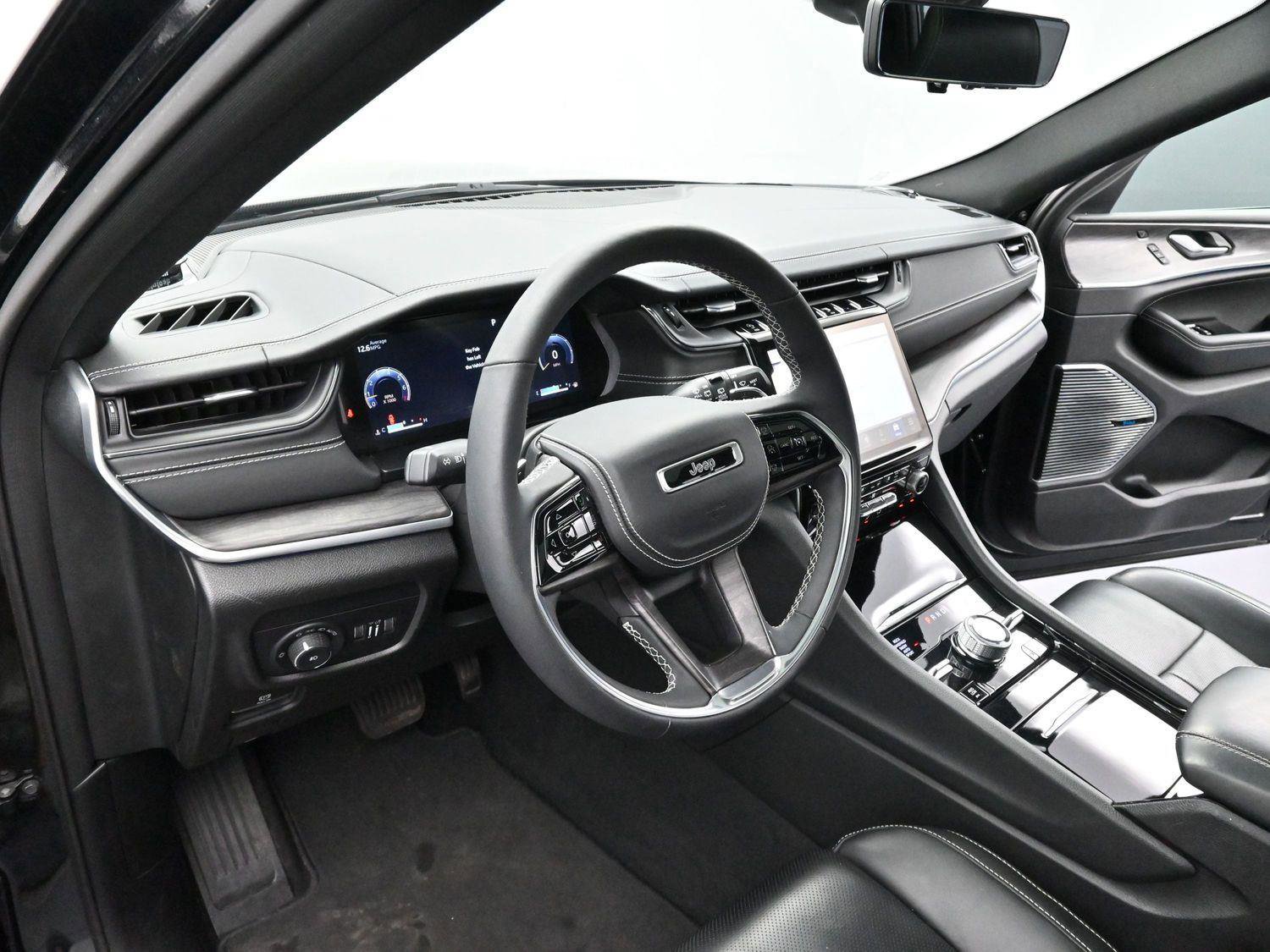 Used 2023 Jeep Grand Cherokee Overland w/ Luxury Tech Group IV AWD/4WD image 13