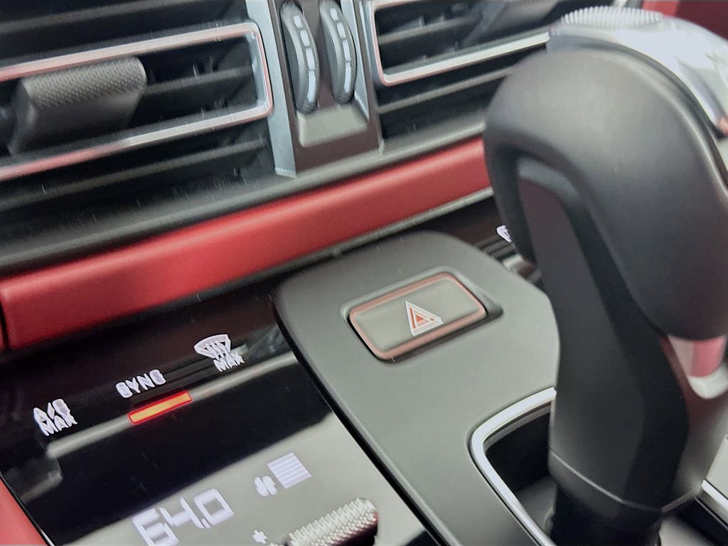 Certified 2025 Porsche Macan image 18