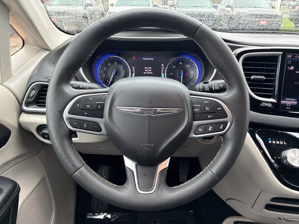 Used 2024 Chrysler Pacifica Touring-L FWD image 15