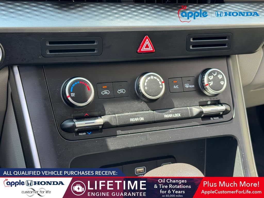 Used 2023 Kia Carnival LX FWD image 15