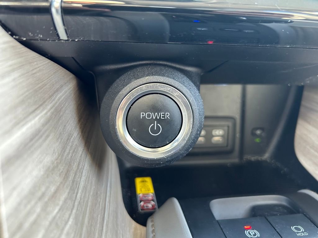 Used 2024 Toyota Venza XLE image 16