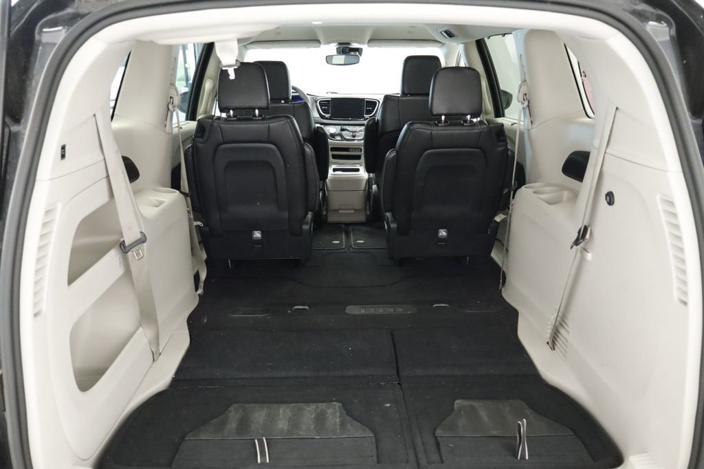 Used 2023 Chrysler Pacifica Touring-L FWD image 16