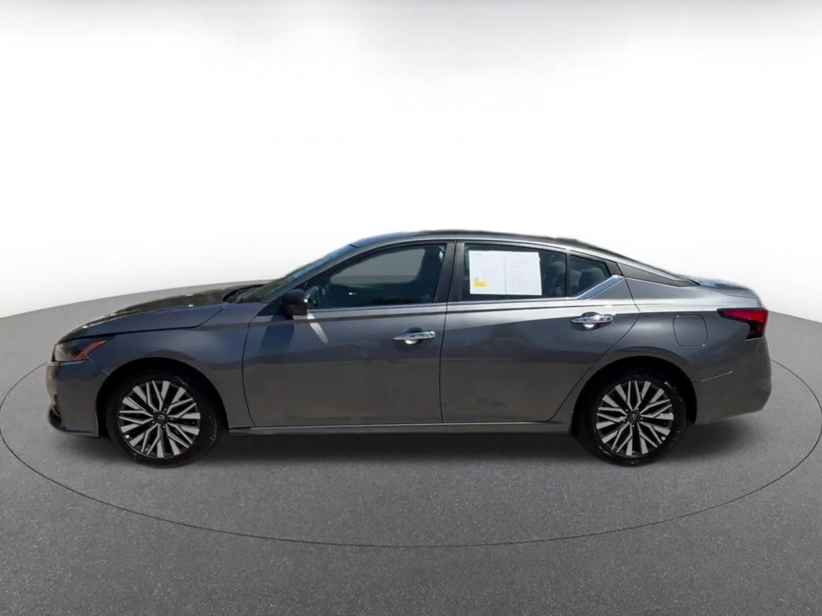 Used 2025 Nissan Altima 2.5 SV FWD image 9