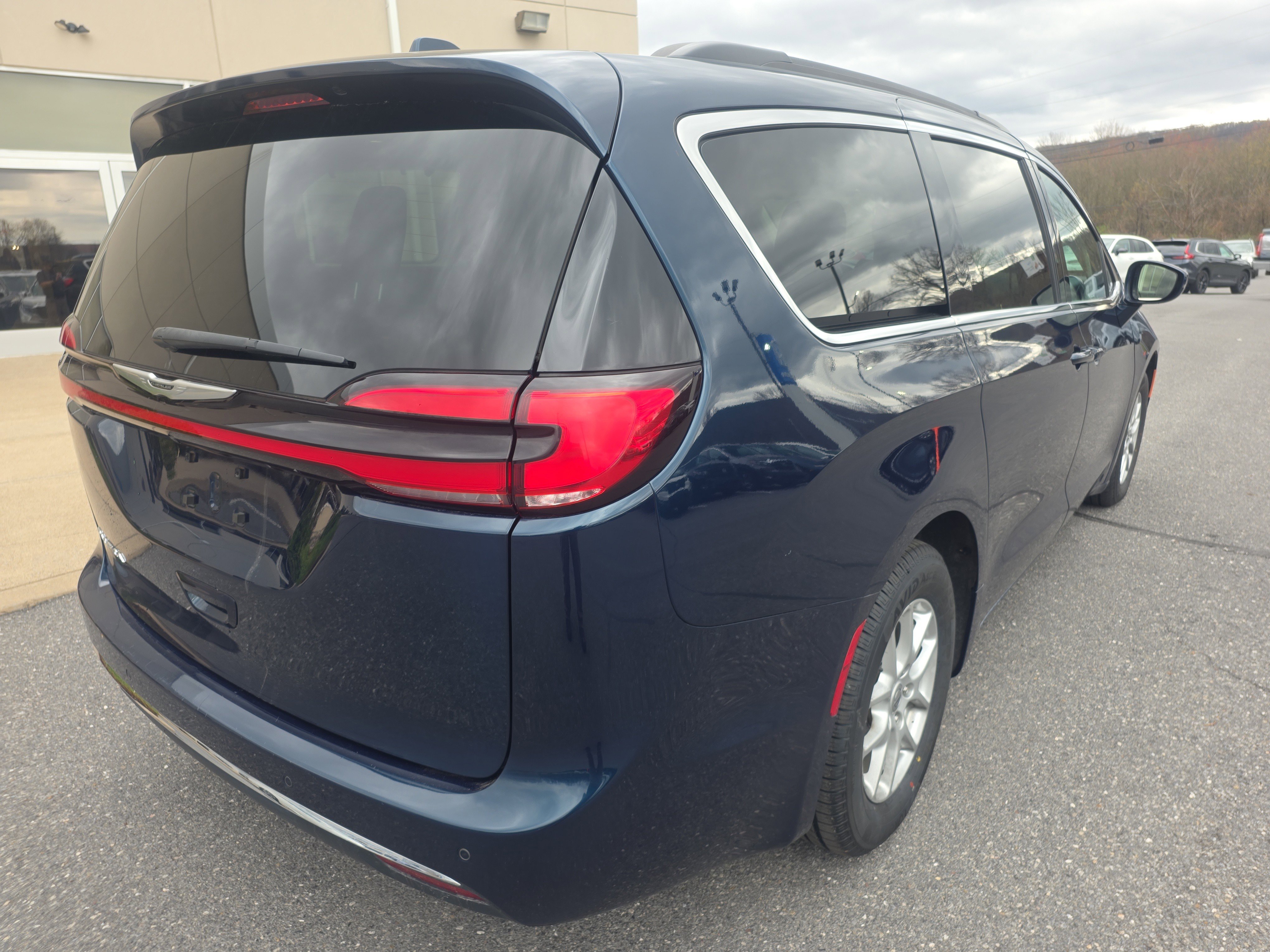 Used 2022 Chrysler Pacifica Touring-L image 5