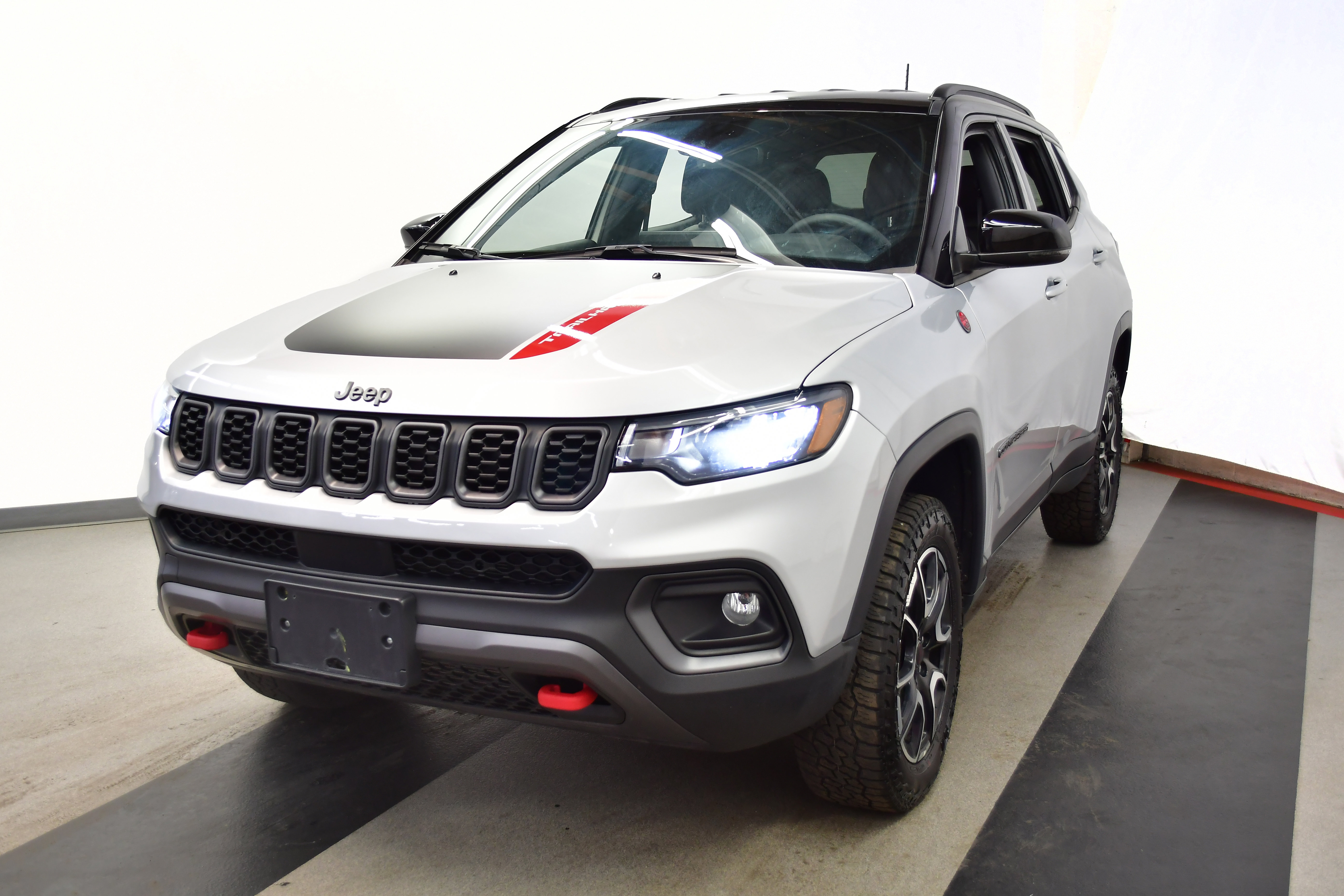Used 2025 Jeep Compass Trailhawk AWD/4WD image 15
