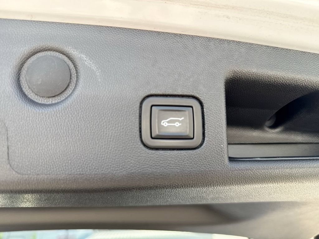 Used 2023 Chevrolet Equinox Premier AWD/4WD image 37