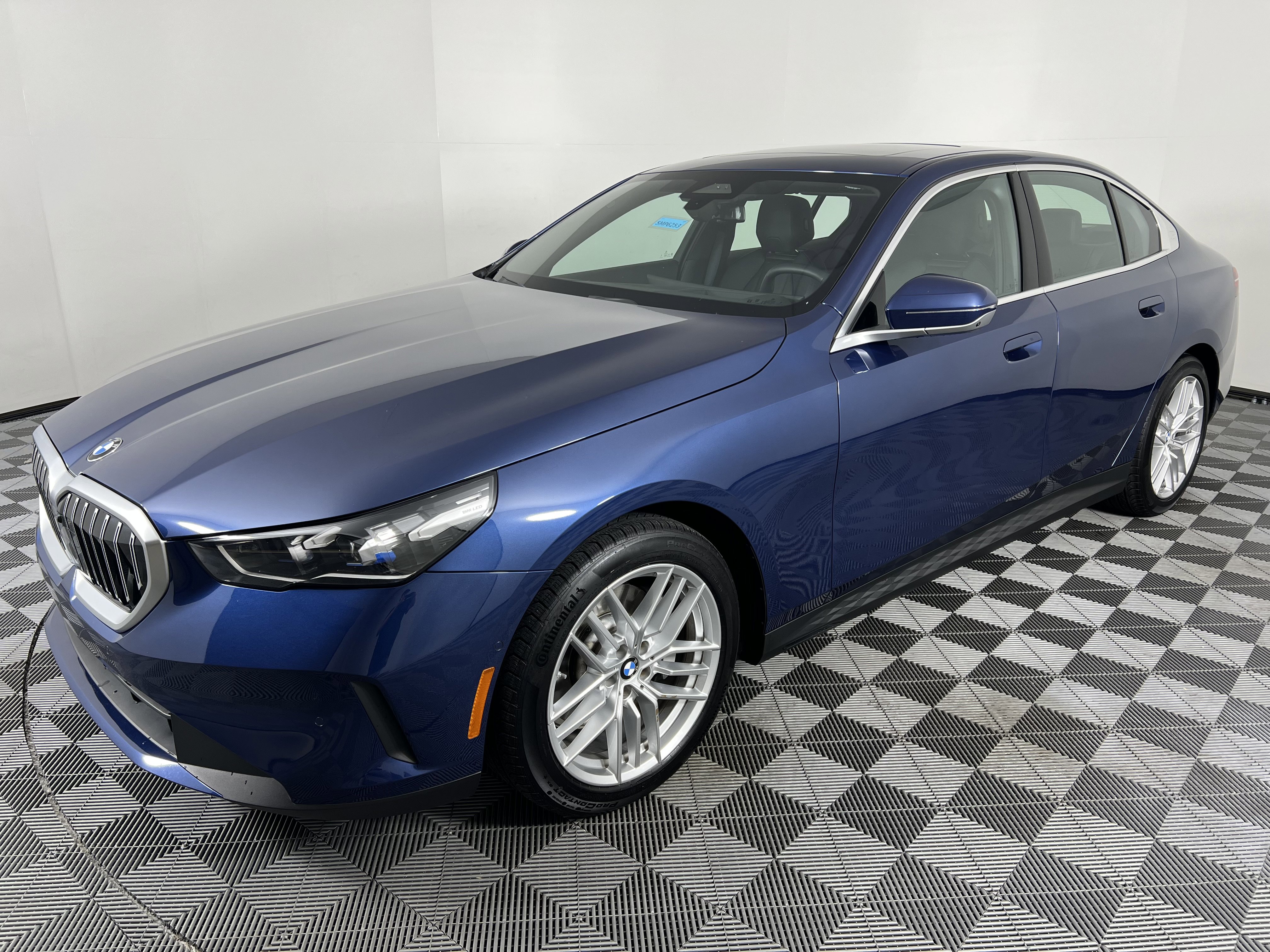 Used 2025 BMW 530i xDrive w/ Premium Package AWD/4WD image 8