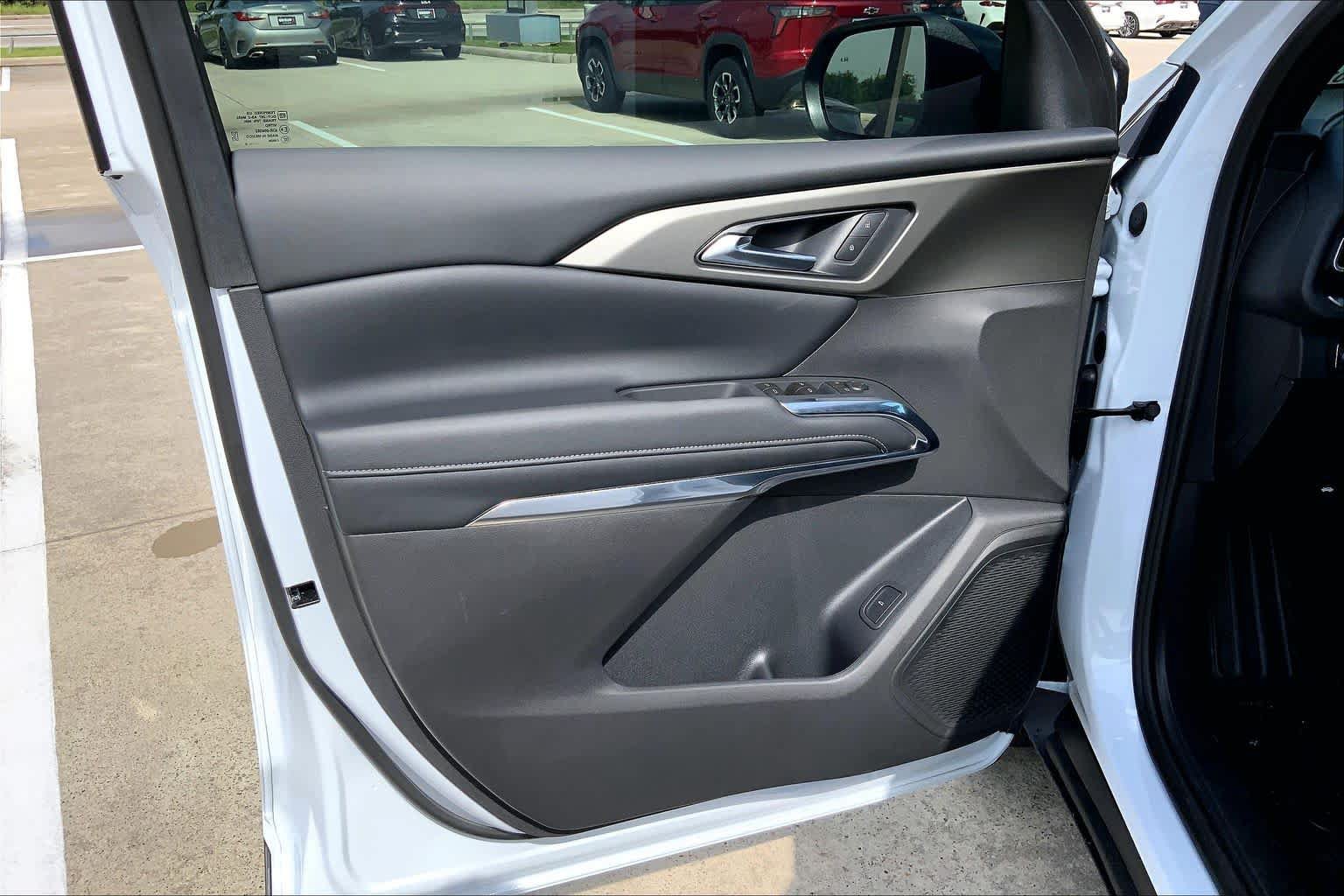 Used 2026 Chevrolet Traverse LT w/ Sun and Wheel Package FWD image 11