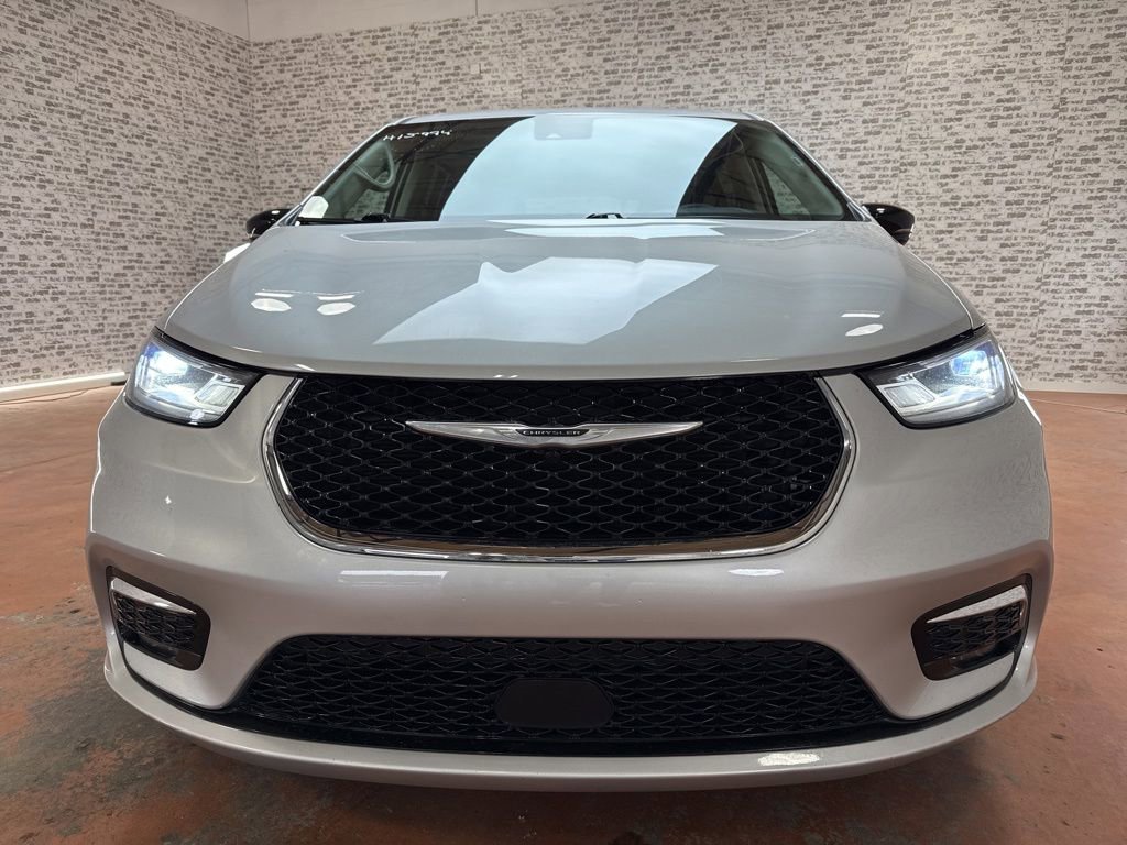 Used 2024 Chrysler Pacifica Touring-L image 2