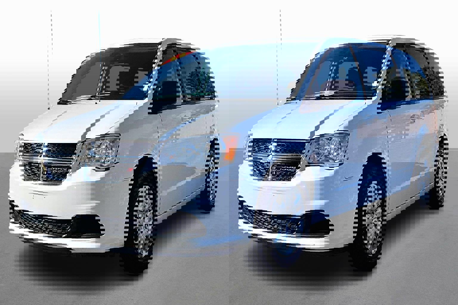 Used 2018 Dodge Grand Caravan SE w/ UConnect Hands-Free Group image 1