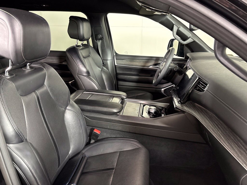 Used 2024 Jeep Wagoneer L Series II RWD image 18