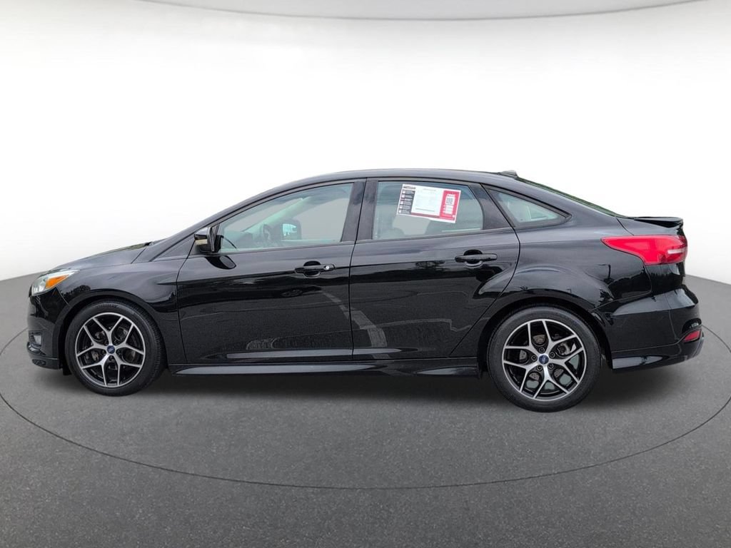 Used 2016 Ford Focus SE w/ SE Sport Package FWD image 2
