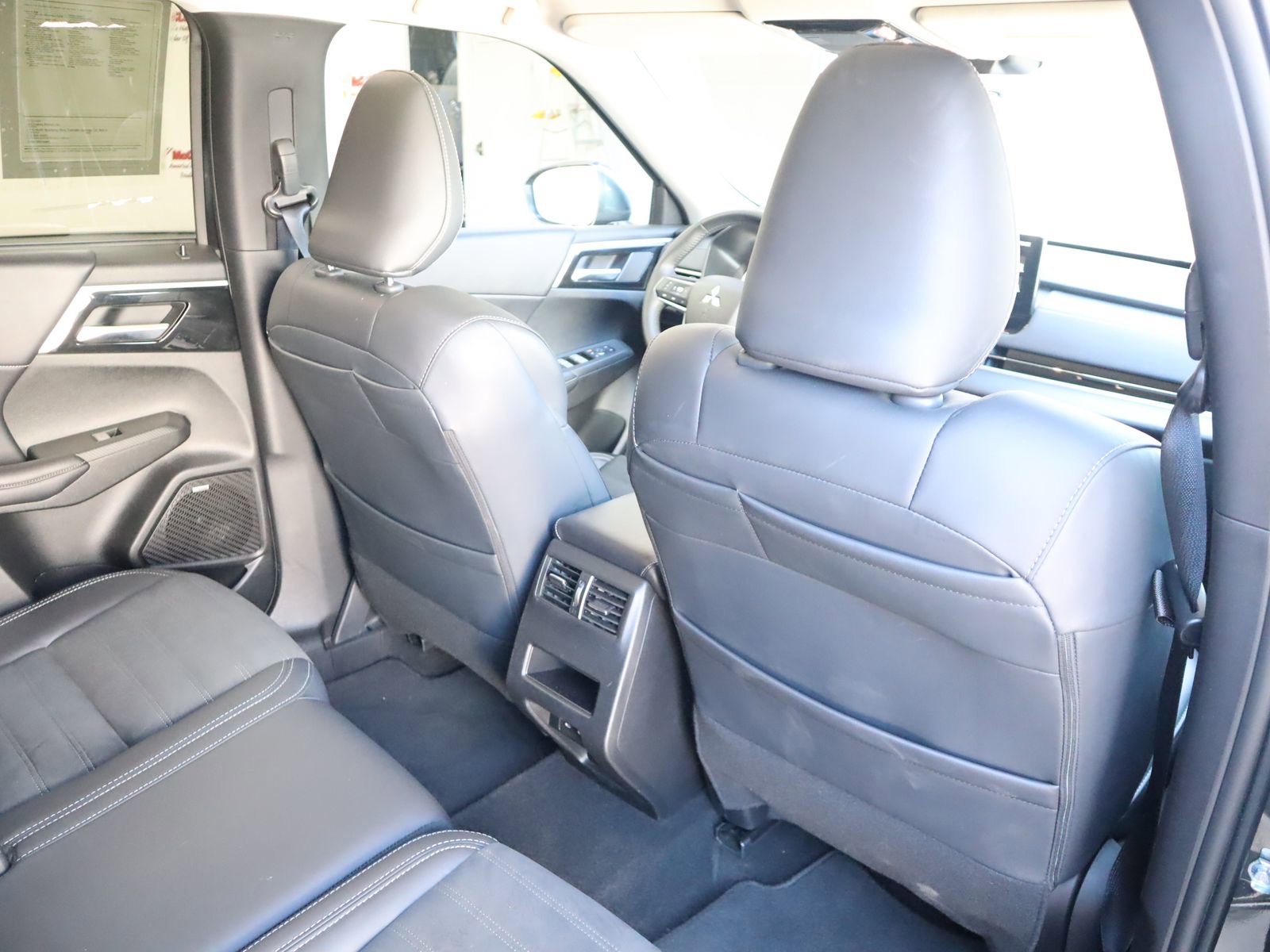Used 2025 Mitsubishi Outlander AWD image 52