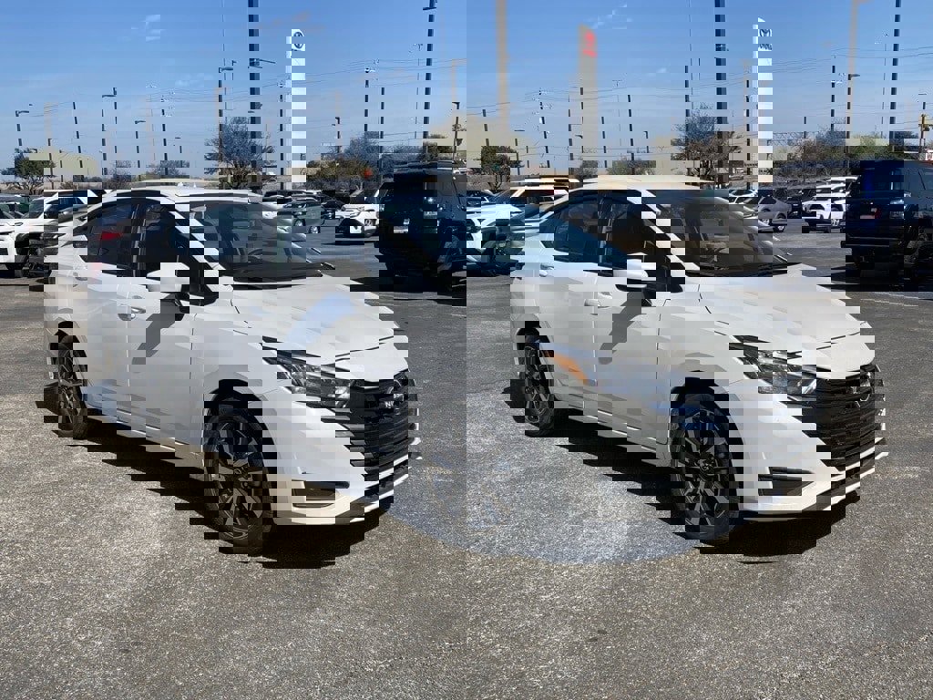 Used 2025 Nissan Versa SV image 3