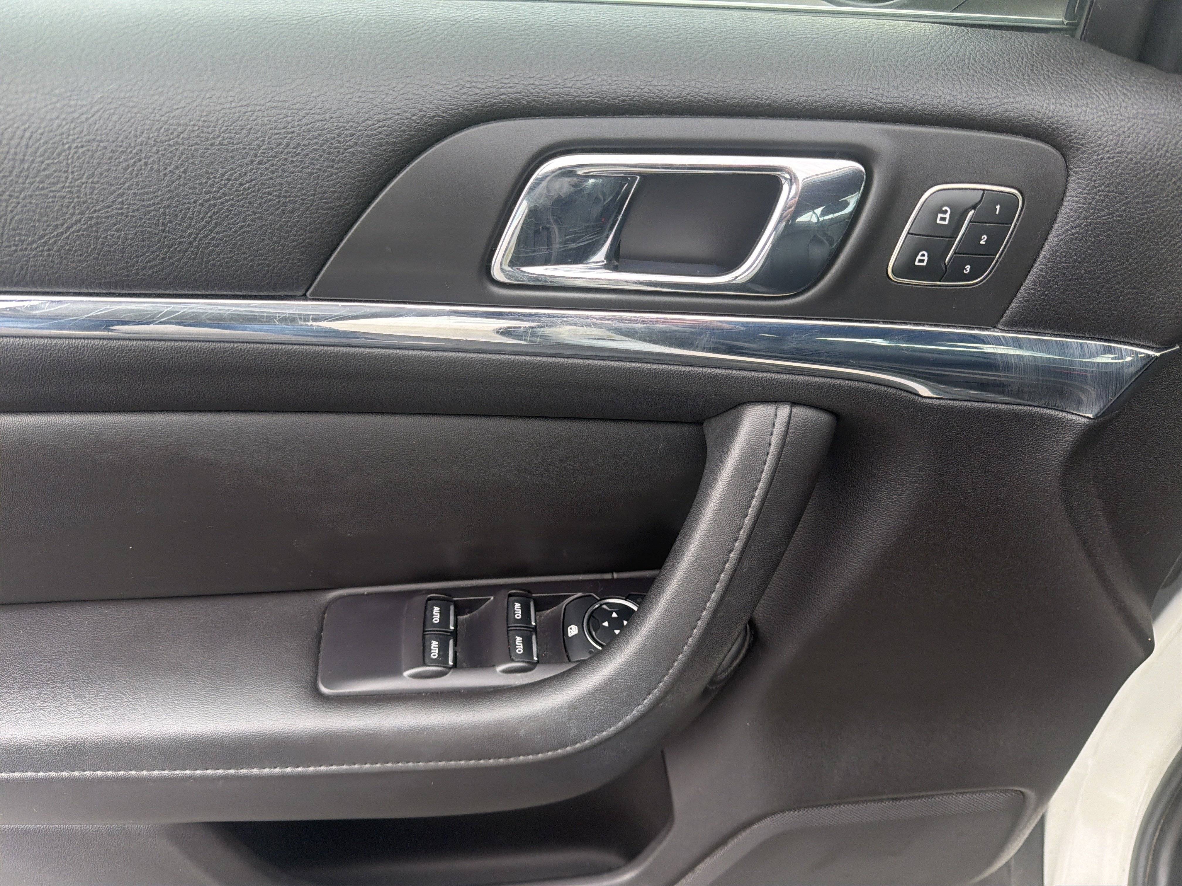 Used 2013 Lincoln MKS AWD image 16