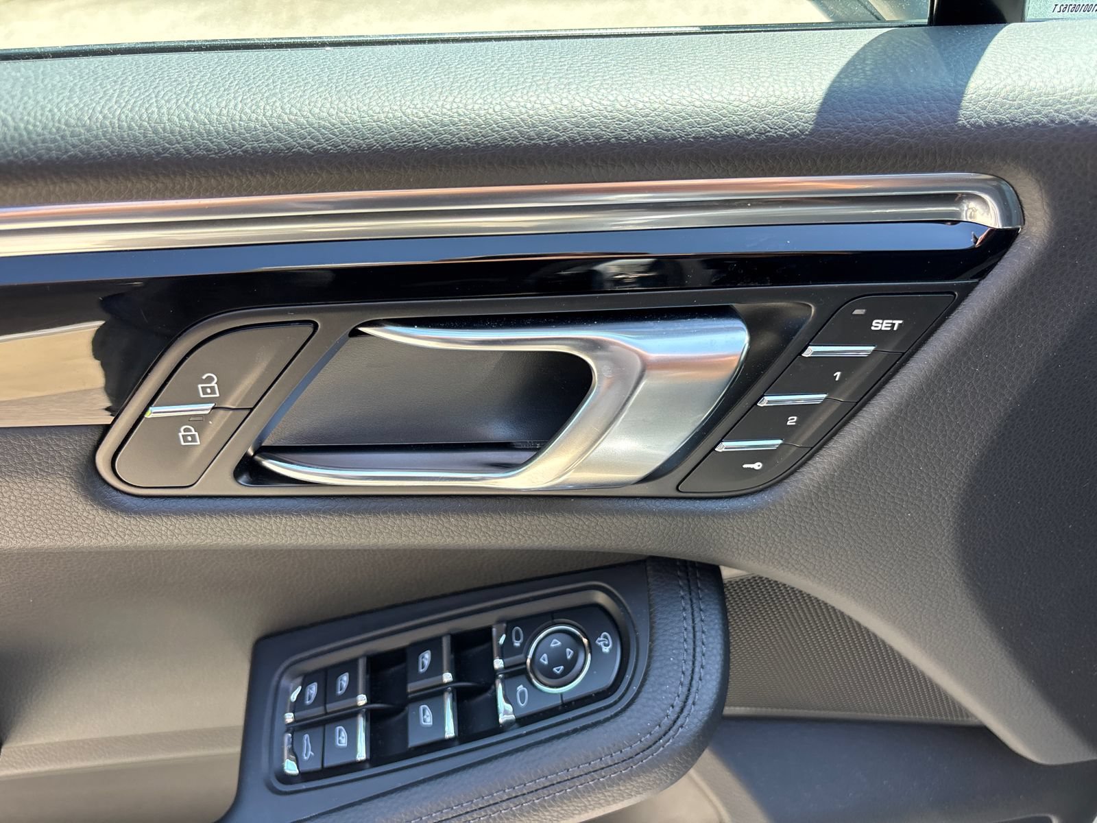 Used 2025 Porsche Macan AWD/4WD image 19