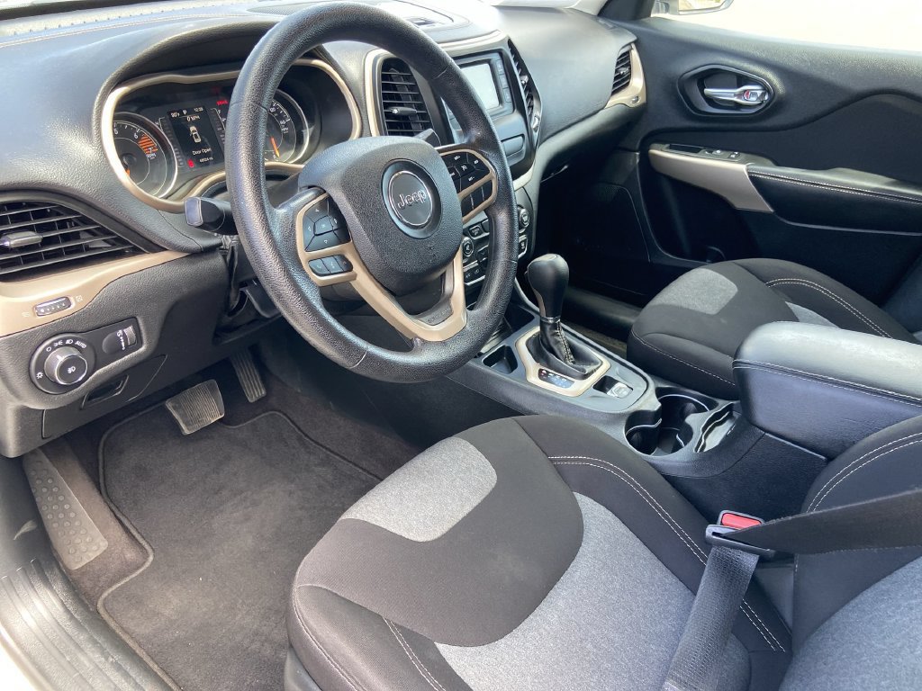 Used 2018 Jeep Cherokee Latitude w/ Safety Group FWD image 6