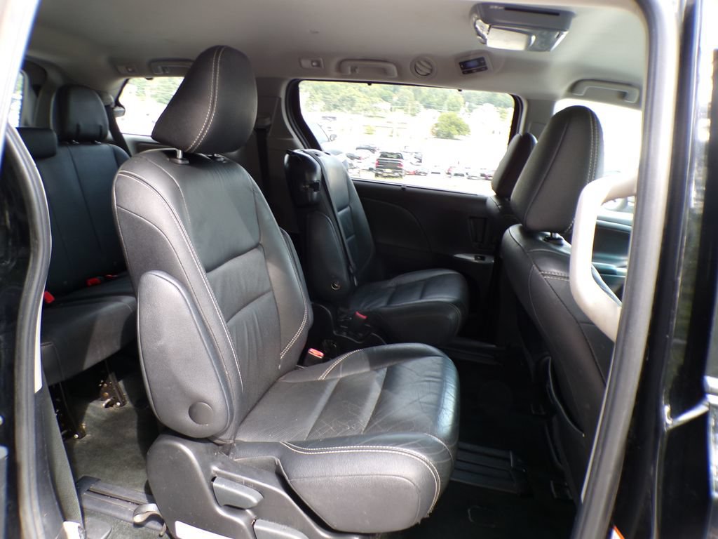 Used 2016 Toyota Sienna SE FWD image 19
