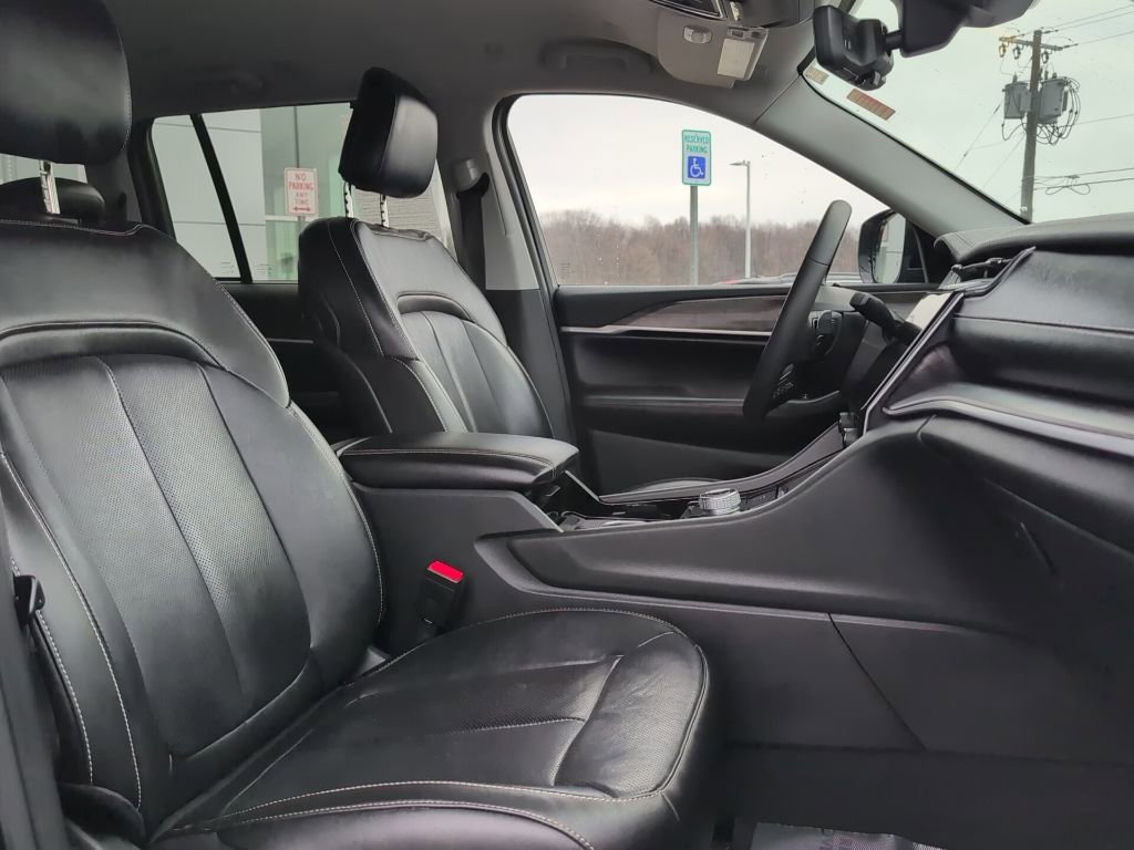 Used 2023 Jeep Grand Cherokee Limited w/ Luxury Tech Group II image 13