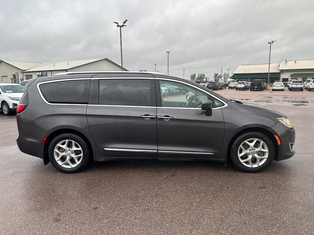 Used 2018 Chrysler Pacifica Touring-L Plus FWD image 34