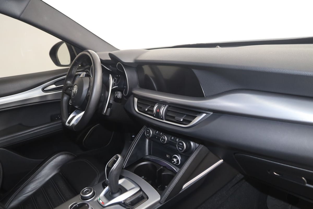 Used 2023 Alfa Romeo Stelvio Veloce AWD/4WD image 39