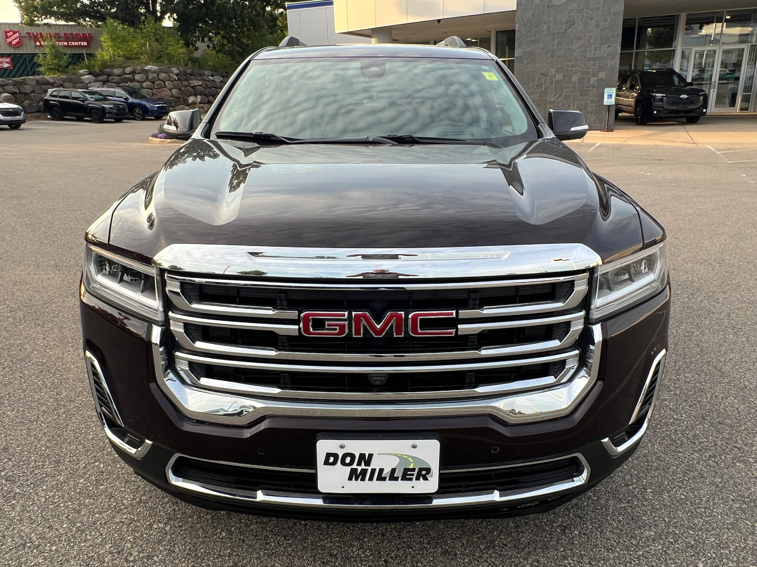 Used 2021 GMC Acadia SLT w/ Technology Package AWD/4WD image 2