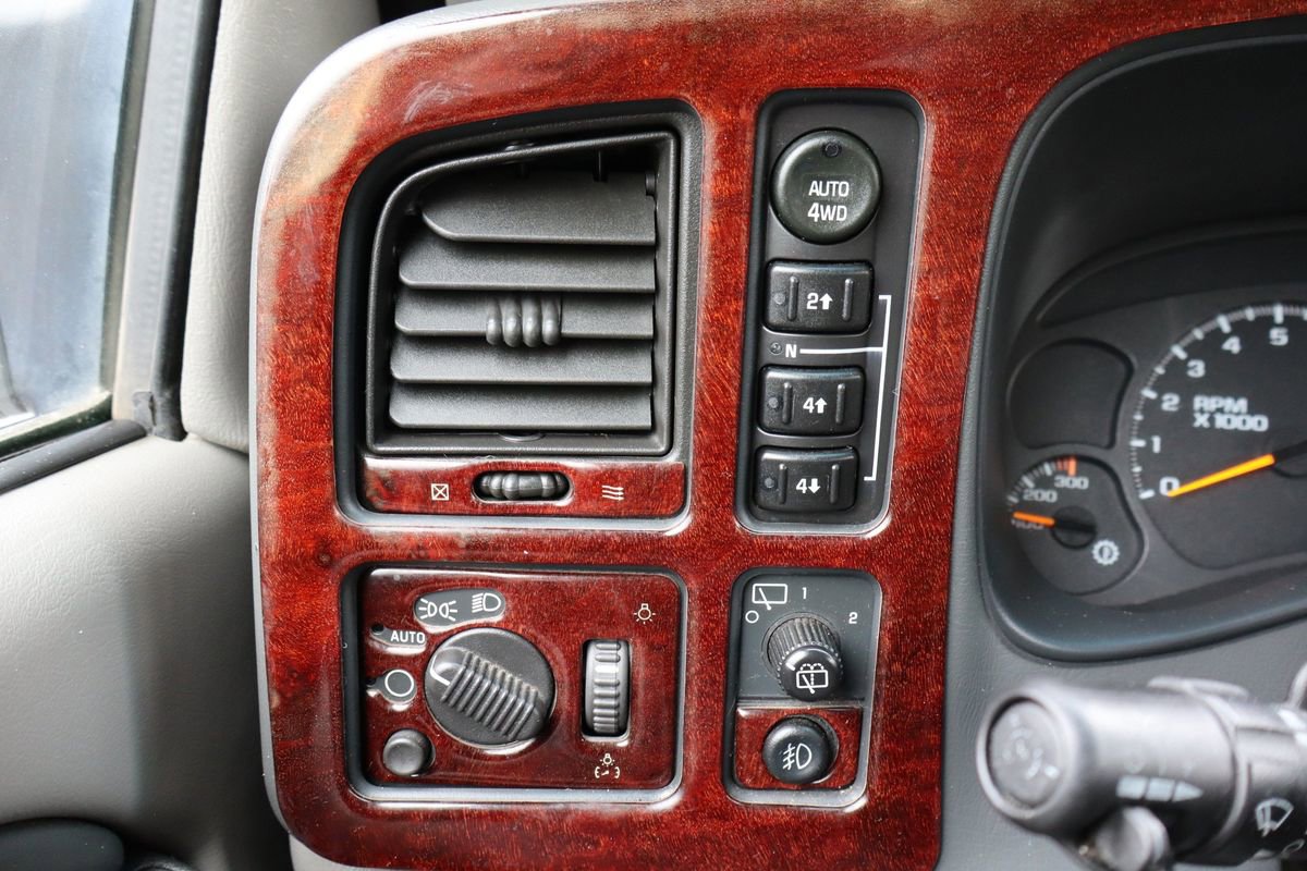 Used 2003 Chevrolet Suburban 2500 LT w/ LT Preferred Equipment Group image 32