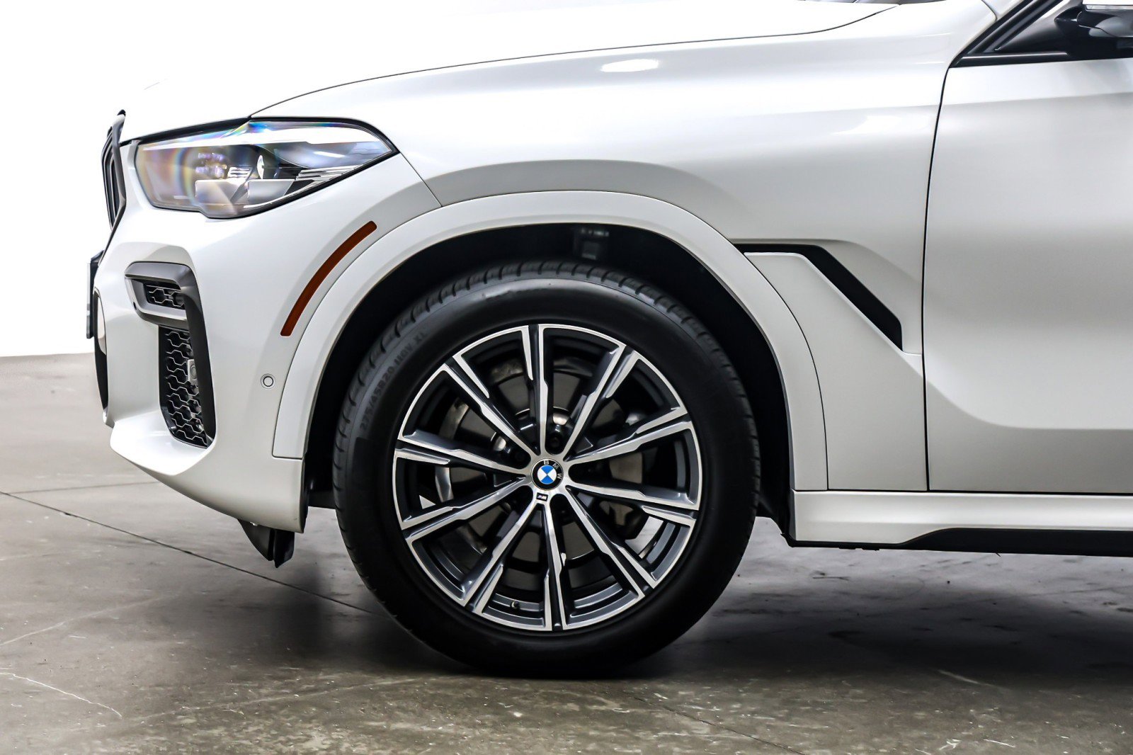 Used 2022 BMW X6 xDrive40i w/ M Sport Package image 10