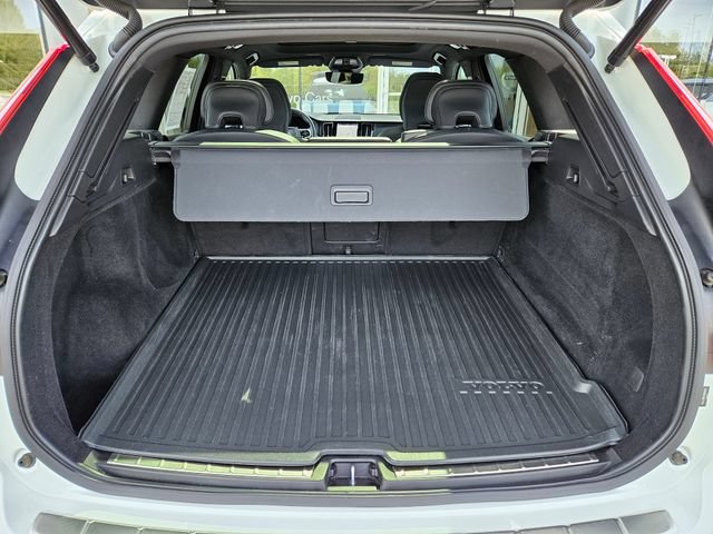 Used 2022 Volvo XC60 B5 R-Design w/ Protection Package Premier AWD/4WD image 10